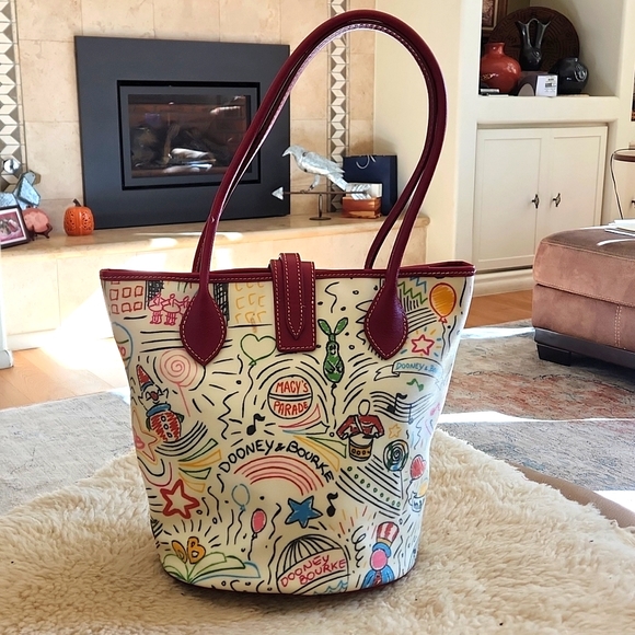 NWOT Rare Dooney & Bourke North/South Cindy Macy's Parade Collectible Tote ๐๐ฅ - Picture 10 of 17